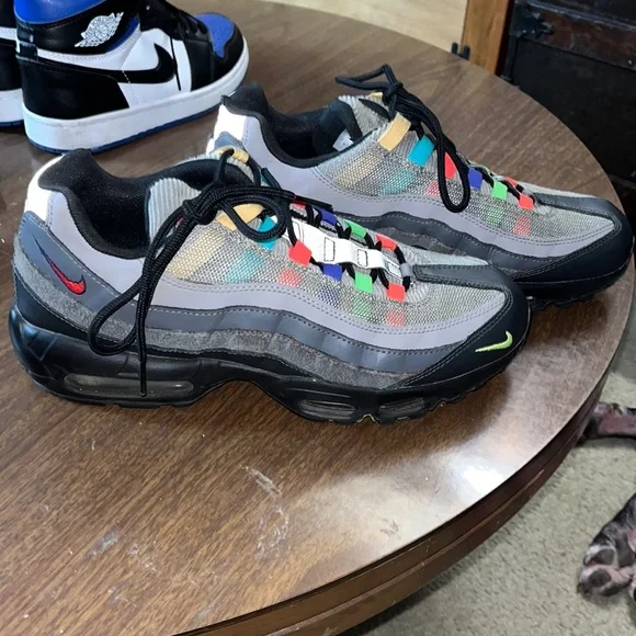 Nike Air Max 95 Evolution of Icons 2021 Size 8.5  CW6575-001 Brand : NIKE Model : AIR MAX 95 EVOLUTION OF ICONS Style  main image 4